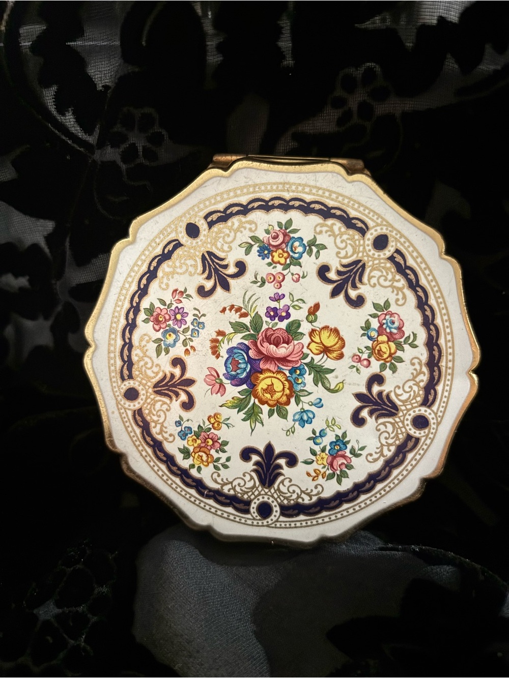 Stratton England Powder Compact with Enamel Floral Design - Picture 3 of 10